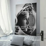 Poster von Anna Fisher, NASA Raumfahrtmedaille 1984, mit Schwarz-Weiß-Foto einer Astronautin im Raumanzug, im modernen Raum mit weißen Wänden und Vorhängen.