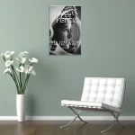 Modernes Raumdekor mit NASA-Motivposter und stilvollem weißen Sessel in einem minimalistischen Raum.