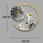 Himmelsscheibe Uhr mit Mond und Astronauten-Design, moderne Wanddekoration für Wissenschafts- und Raumfahrtliebhaber.