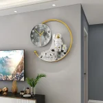Moderne Wanduhr mit Astronautenfigur, Monddekor und goldenen Akzenten, ideal für Wissenschafts- und Dekorationsliebhaber, bringt einen Hauch von Weltraum in Ihr Zuhause.