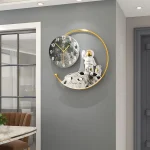 Moderne Wanduhr mit Astronauten- und Mondmotiv, kombiniert mit einem goldenen Rahmen, ideal für Raumfahrt- und Wissenschaftsdekorationen.