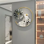 Moderne Wanduhr mit Astronauten-Design, kombiniert mit einer goldenen Rahmen und einer Mondlandschaft, ideal für Science-Fiction- und Weltraumliebhaber.
