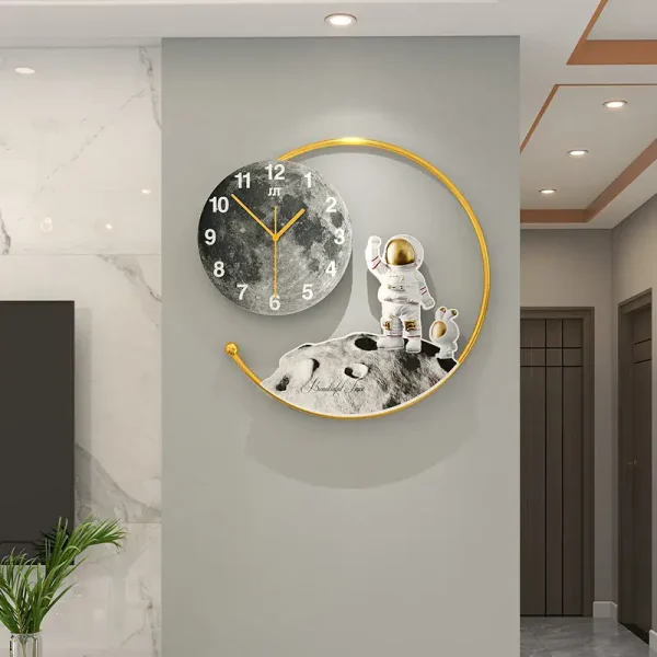 Moderne Wanduhr mit Astronautenmotiv und Mondlandschaft, ideal für Raumdekoration, kombiniert Funktionalität mit einem futuristischen Design, perfekt für Wissenschafts- und Raumfahrtliebhaber.
