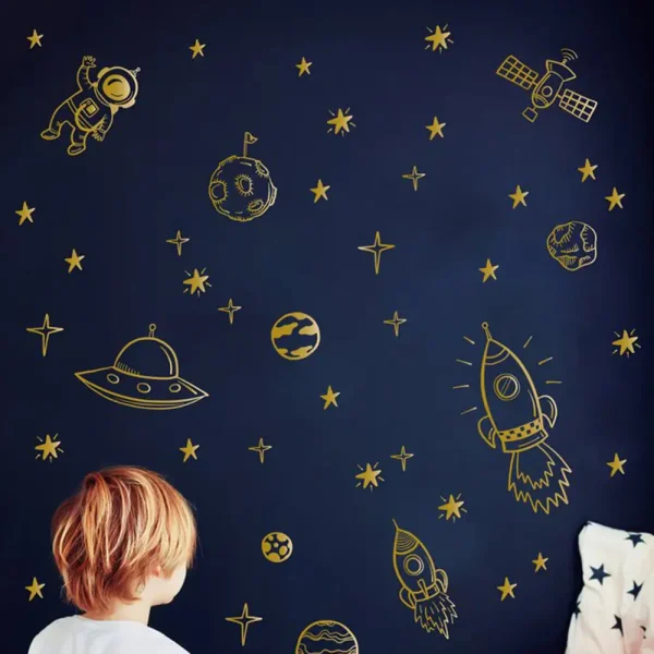 Kinderspielwand mit Weltraummotiven, Astronauten, Raketen und Planeten, ideal für Kinderzimmer, fördert Fantasie und Interesse an Raumfahrt.