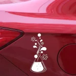 Kreatives Chemie-Design mit Reagenzglas und Molekülsymbolen auf rotem Auto, ideal für Wissenschafts- und Laborliebhaber.