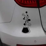 Wissenschaftliches Symbol mit chemischer Reagenzglas-Illustration, das auf der weißen Autotür angebracht ist, symbolisiert Wissenschaft und Forschung.