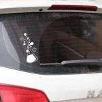 Dekoratives wissenschaftliches Flaschensymbol mit Blasen und Blüten auf der Heckscheibe eines Autos, ideal für Wissenschafts- und Dekorationsliebhaber.