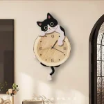 Dekorative Katzenuhr mit Holzscheibe und Plüsch-Katze, modernes Wanddesign für Zuhause.