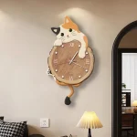 Charmante Katzenuhr mit Holzscheibe und verspieltem Katzenmotiv, perfekt für Katzenliebhaber und moderne Wohnräume.