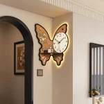 Dekorative Schmetterlingsuhr mit LED-Beleuchtung an der Wand, kombiniert Funktionalität und modernes Design, ideal für Wohnzimmer oder Schlafzimmer.