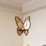 Schmetterlingsuhr an der weißen Wand, kombiniert mit einem funktionalen Uhrwerk und dekorativen Elementen, ideal für moderne Wohnräume und kreative Dekorationen.