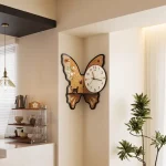 Dekorative Schmetterlingsuhr mit Blumenmotiv, perfekt für moderne Wohnräume.