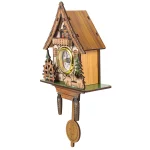 Traditionelle Schwarzwald-Kuckucksuhr aus Holz mit detailreichen Schnitzereien, Zifferblatt und Pendel, ideal für Dekoration und Sammler.