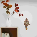 Charmantes Kuckucksuhr-Design mit wissenschaftlichem Thema, dekoriert mit einem stilvollen Zifferblatt und traditionellen Elementen, perfekt für Wissenschafts- und Dekorationsliebhaber.
