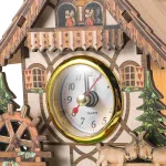 Detaillierte Uhr im Kuckuckshaus-Stil mit Holzhaus-Design, grünen Tannenbäumen und Tierfiguren, perfekt für Dekoration und wissenschaftliche Sammlungen.
