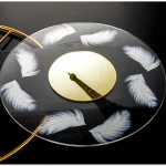 Elegante Spiegeluhr mit Eiffelturm-Design und weißen Federn, modernes Dekorstück für Wissenschafts- und Dekorationsliebhaber.
