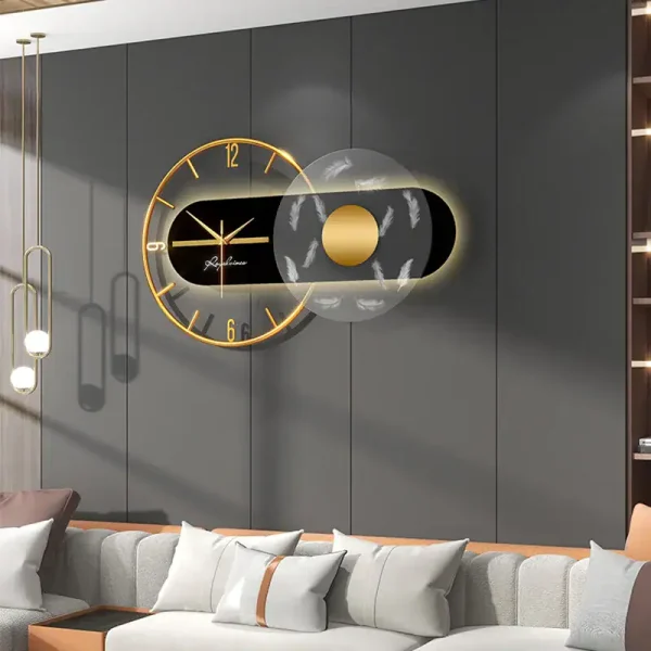 Moderne Wanduhr mit wissenschaftlichem Design, kombiniert mit stilvollen Elementen und einer einzigartigen Gestaltung, ideal für moderne Wohn- oder Büroräume.