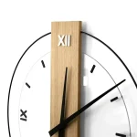 Dekorative Wanduhr mit Holz- und Metallkomponenten, zeigt die Zeit mit einem modernen Design, ideal für Wissenschafts- und Dekorationsliebhaber.