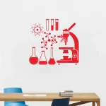 Rote wissenschaftliche Symbole und Mikroskop Wanddekoration für Labor- oder Klassenzimmergestaltung. Perfekt für Wissenschafts- und Forschungsumgebungen.