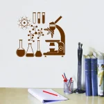 Wissenschaftliche Dekoration mit Mikroskop und Chemie-Gläser, ideal für Labore, Klassenzimmer oder wissenschaftliche Büros. Perfekt für eine moderne und inspirierende Lernumgebung.