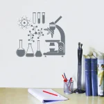 Wissenschaftliche Symbole und Mikroskop auf einem Schreibtisch, ideal für wissenschaftliche Dekorationen und Bildungszwecke.