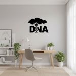 Modernes Arbeitszimmer mit DNA- und Baum-Motiv an der Wand, minimalistische Einrichtung, Pflanzen und Schreibtisch, helle Atmosphäre.