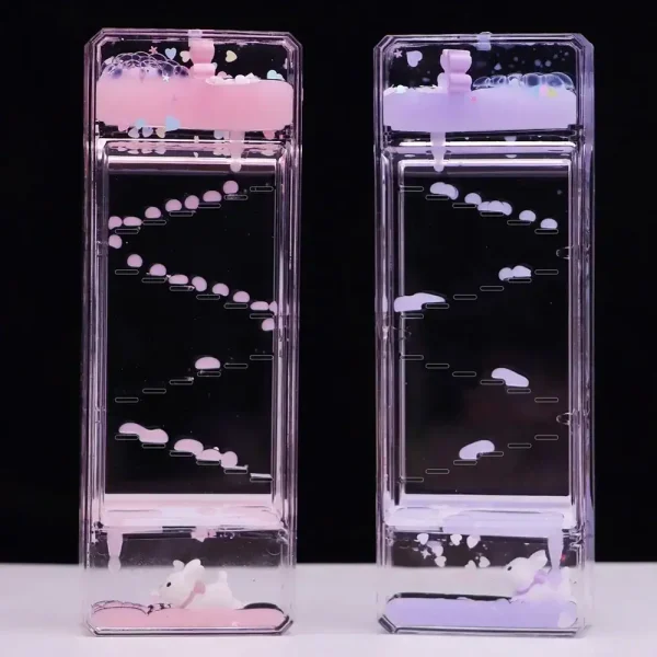 Zwei Newton-Kristalle in Blau und Pink, die die physikalischen Prinzipien der Lichtbrechung und Reflexion demonstrieren.