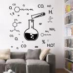 Wanddekoration mit chemischen Formeln und Reagenzglas-Illustration in einem modernen Wohnzimmer.