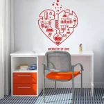 Kreatives Wandbild mit chemischen Symbolen und Herzmotiv, das Liebe und Wissenschaft verbindet, ideal für ein modernes Büro- oder Wohnambiente.