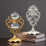 Elegante Blumenvasen aus Glas und Metall, dekorative Objekte im Barockstil, ideal für stilvolle Raumdekorationen, handgefertigt mit kunstvollen Details.