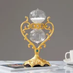 Antike Sanduhr mit goldener Verzierung und Glasbehältern.