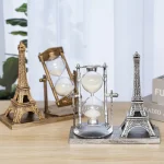 Dekorative Sanduhr im Miniatur-Eiffelturm-Design, ideal für wissenschaftliche Dekorationen und Sammlerstücke, mit detailreichen Metall- und Sandelementen.
