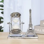 Dekorative Sanduhr und Miniatur Eiffelturm aus Metall, ideal für Wissenschafts- und Dekorationsliebhaber, perfekt als Geschenk oder für das Zuhause.