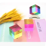 Bunte wissenschaftliche Würfel und Dekorationen auf einem pastelfarbenen Hintergrund, inklusive Getreideähren, ideal für wissenschaftliche und dekorative Zwecke.