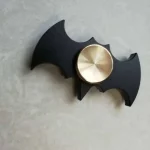 Innovativer Batman-Scheibenwischer mit schwarzem Design und goldener Mitte, perfekt für Wissenschafts- und Dekorationsliebhaber.