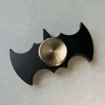 Dekorative Batman-Skulptur aus Metall und Holz, ideal für Science- und Dekorationsliebhaber, modernes Design, schwarze Farbe, einzigartiges Sammlerstück.