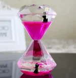 Dekorative Schatzkugel mit rosa Flüssigkeit und kleinen Pinguinen, ideal für wissenschaftliche Dekorationen und Geschenke.