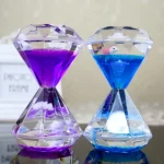 Elegante Schmuck-Dekoration in Diamantenform mit buntem Wasser, ideal für Wissenschafts- und Dekorationsliebhaber.