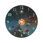 Wanduhr mit Design eines Sonnensystems, zeigt Planeten und Galaxien im Weltall, ideal für Wissenschafts- und Dekorationsliebhaber.
