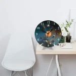 Dekorative Sternen-Uhr mit Weltraummotiv auf einem weißen Nachttisch neben einer weißen Stuhl, ideal für Wissenschafts- und Raumfahrtliebhaber.