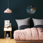 Dekorative Wanduhr mit Planeten und Sternen, ideal für Kinderzimmer oder Wissenschaftsraum, modernes Design, leuchtende Farben, kreative Raumdekoration.