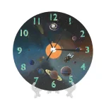 Wanduhr mit Weltraumdesign, zeigt Planeten, Sterne und Astronauten, ideal für Science-Fans und Raumfahrtliebhaber.