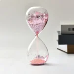 Sanduhr mit rosa Glitzer, dekoratives wissenschaftliches Gadget, modernes Design, ideal für Dekoration und Wissenschaftsbegeisterte.