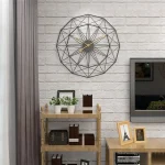 Stilvolle geometrische Wanduhr mit offener Rahmenkonstruktion, perfekt für moderne Wohnräume und Büros.