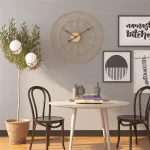 Stilvolle, moderne Wanduhr mit offener Geometrie im Wohnzimmer, ergänzt durch minimalistische Dekorationen und elegante Wandkunst. Perfekt für zeitgemäße Inneneinrichtung.