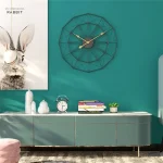 Hochwertige Wanduhr mit geometrischem Design, perfekt für zeitgenössische Inneneinrichtung, an einer türkisfarbenen Wand in einem stilvollen Wohnzimmer.