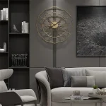Stilvolle moderne Wanduhr mit offener Geometrie aus Metall, perfekt für zeitgenössische Wohnräume, ergänzt die elegante Einrichtung und schafft eine raffinierte Atmosphäre.