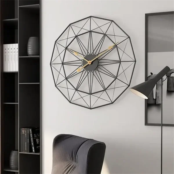 Moderne geometrische Wanduhr mit schwarzem Rahmen und goldenen Zeigern, ideal als stilvolles Dekor für Wohnzimmer oder Büro.