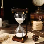 Elegante Sanduhr mit Holzrahmen und schwarzem Metallgestell, ideal für wissenschaftliche Dekorationen und stilvolle Raumgestaltung.
