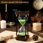 Dekoratives Sanduhr-Design mit grünen Sand, ideal für wissenschaftliche Dekorationen und als Geschenk.